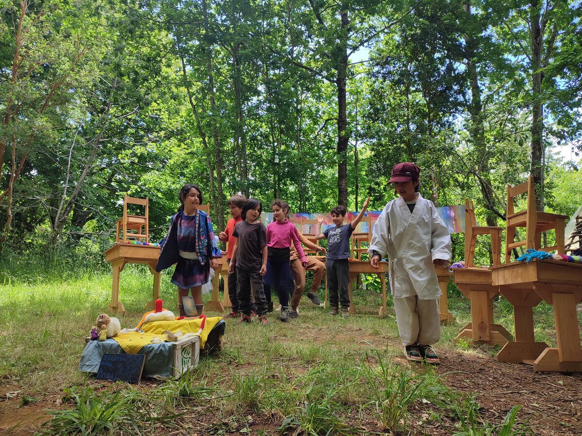 Estudiantes realizando actividades artísticas y creativas en Casa Pindal